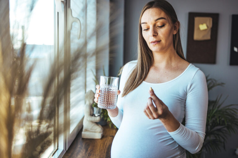 A women holding tylen capsule